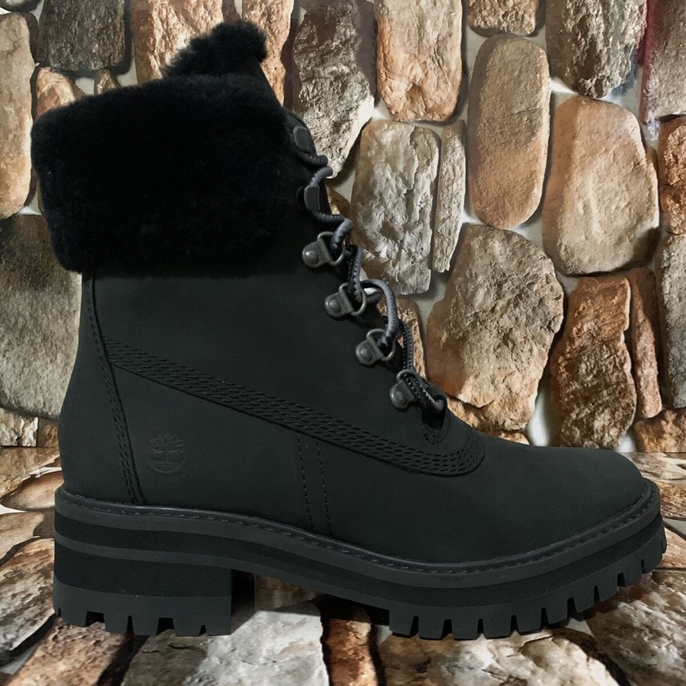 -Authentic shearling collar
-Timber Dry waterproof membrane.Rubber lug outsoles